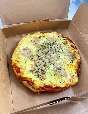 <b>低糖質ツナピザ</b><br>エネルギー585.3Kcal、たんぱく質30.6ｇ、脂質38.8ｇ、<br>炭水化物44.0ｇ、糖質13.1ｇ、食物繊維30.9ｇ、食塩相当量3.1ｇ<br>