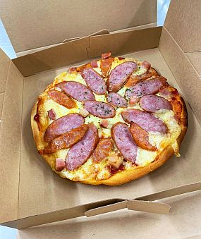 <b>低糖質ソーセージピザ</b>　<br>エネルギー669.5Kcal、たんぱく質36.0ｇ、脂質45.7ｇ、<br>炭水化物44.1ｇ、糖質14.7ｇ、食物繊維29.4ｇ、食塩相当量4.3ｇ<br>